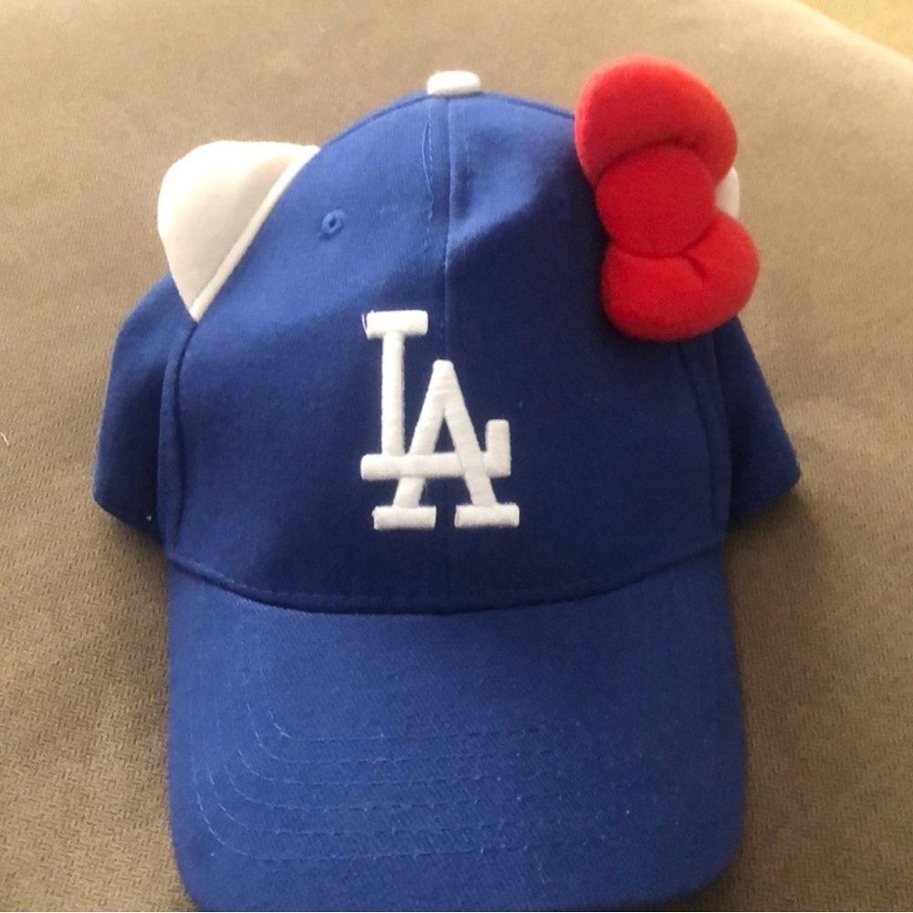 If anyone has this hello kitty hat, I will buy it from you! Do not buy!!